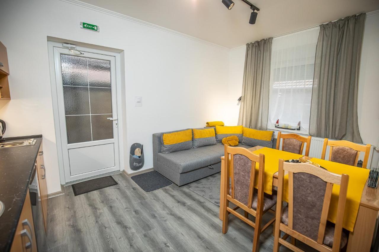 Cent-room Apartment Ada