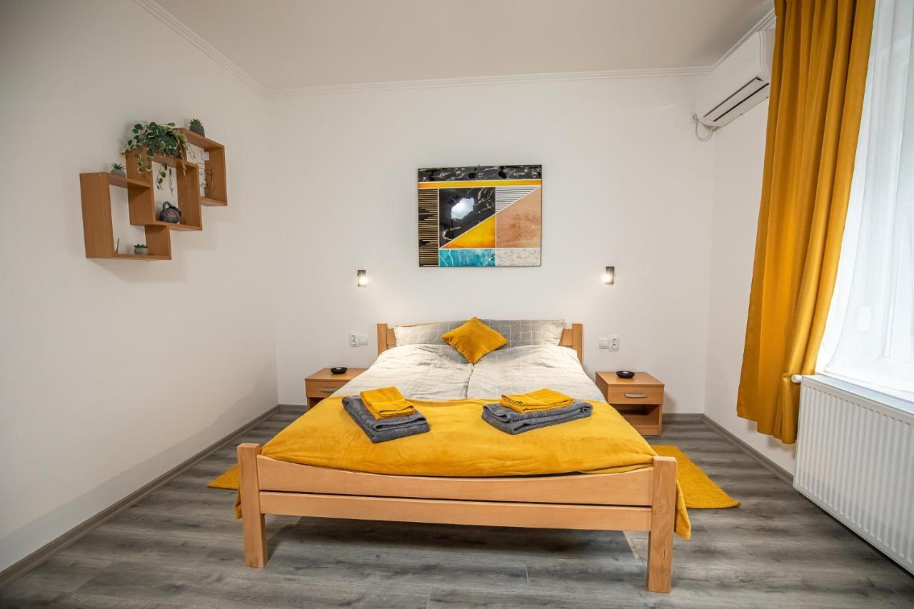 Cent-room Apartment *