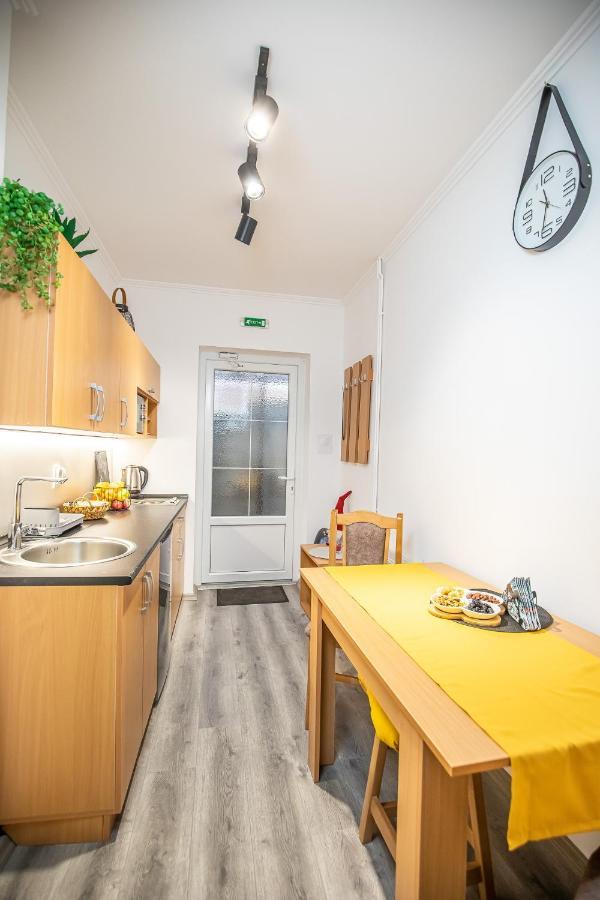 Cent-room Apartment