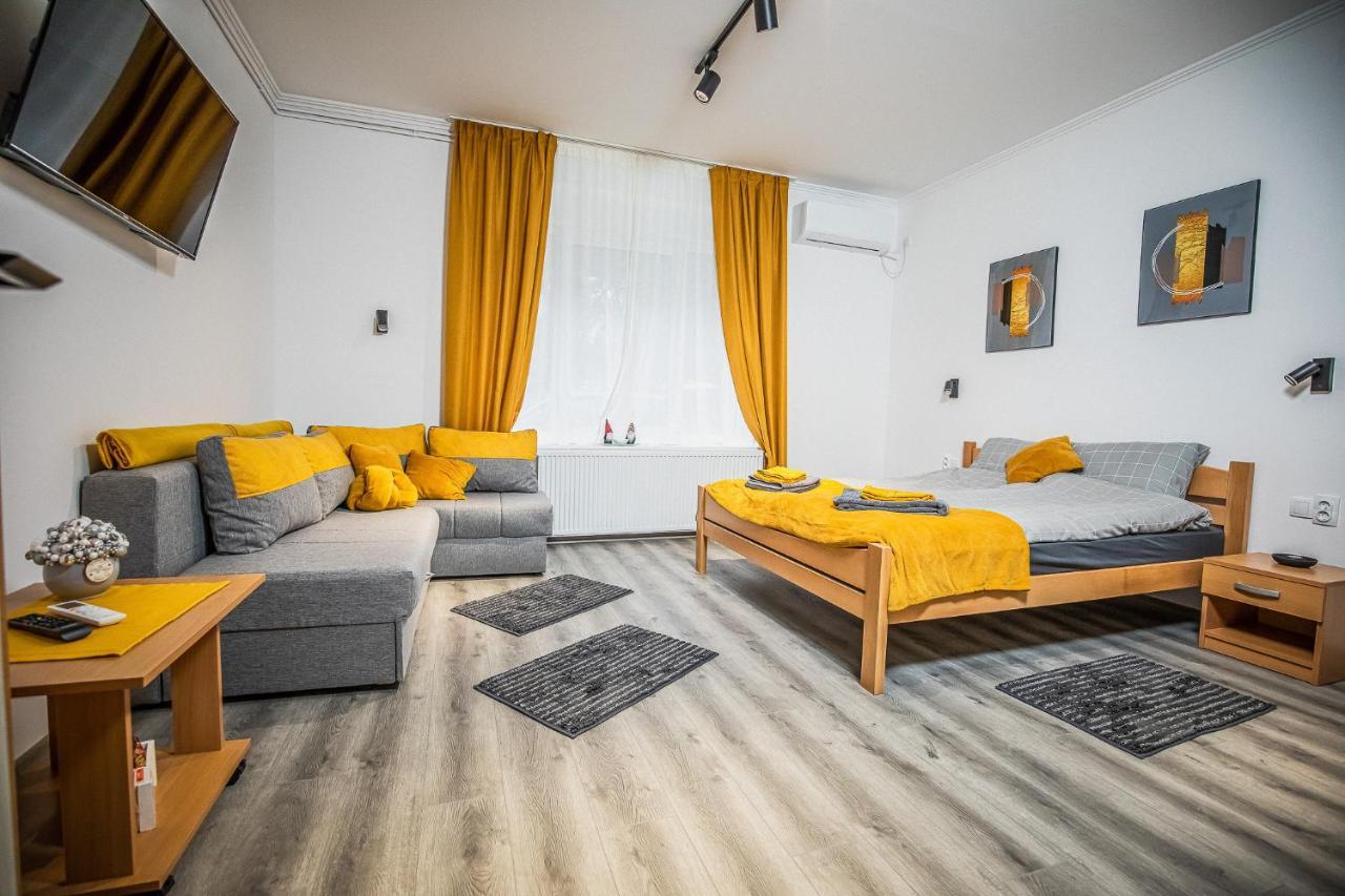 Cent-room Apartment